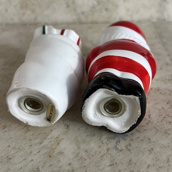 Vintage Santa with his Christmas packages salt and pepper shakers Taiwan - Picture 6 of 6
